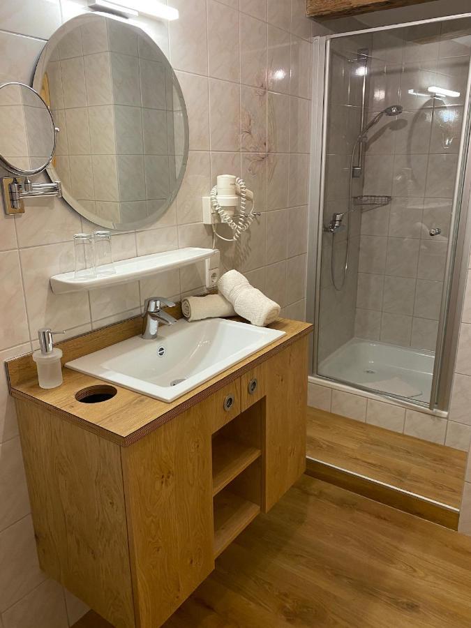 Gasthof - Pension - Adler ไวเลอร์-ซิมเมอร์แบร์ก ภายนอก รูปภาพ